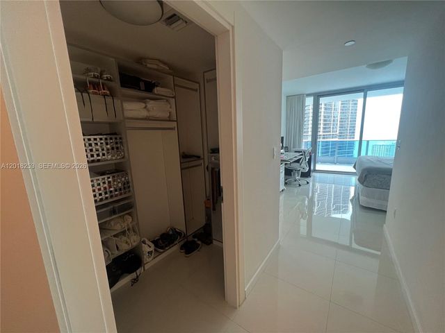 200 Biscayne Boulevard Way 3106, Miami, FL 33131