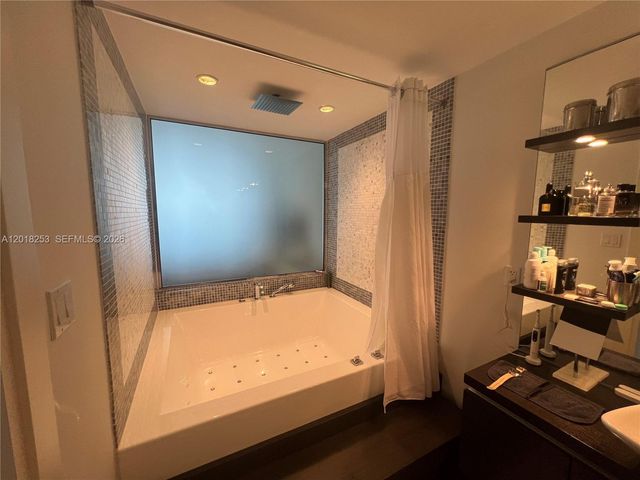 200 Biscayne Boulevard Way 3106, Miami, FL 33131