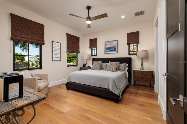 125 ALMEDO WAY WAY NE, St Petersburg, FL 33704