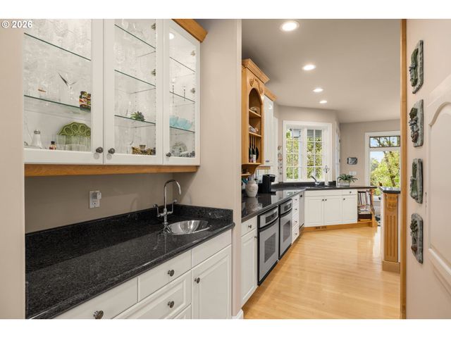 5565 SUMMIT St, West Linn, OR 97068