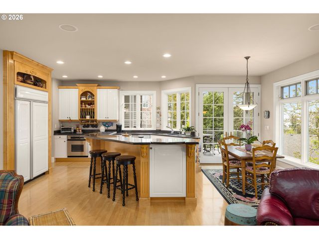 5565 SUMMIT St, West Linn, OR 97068