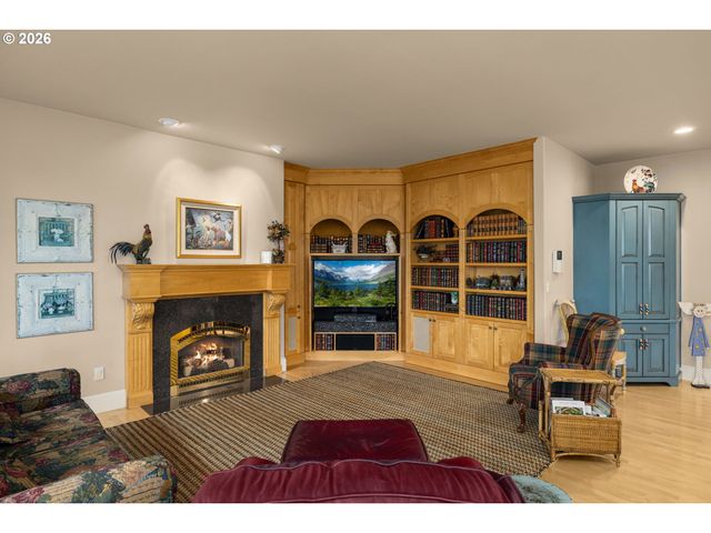 5565 SUMMIT St, West Linn, OR 97068