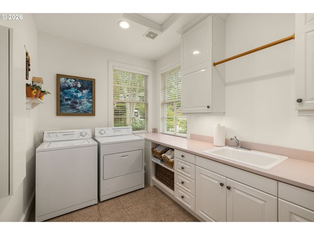 5565 SUMMIT St, West Linn, OR 97068