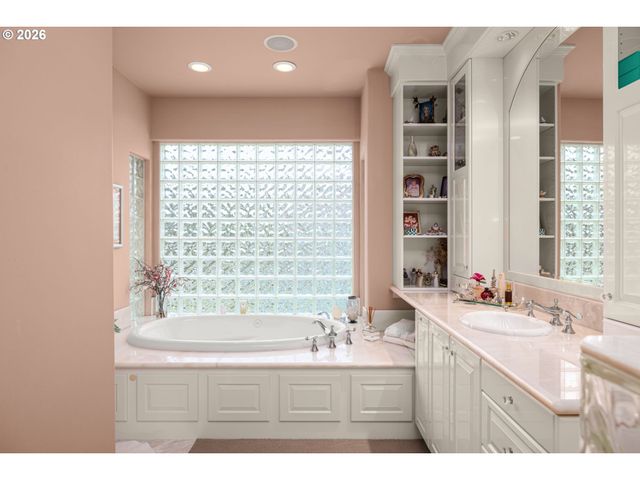 5565 SUMMIT St, West Linn, OR 97068