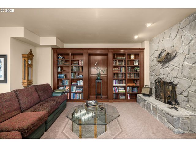 5565 SUMMIT St, West Linn, OR 97068