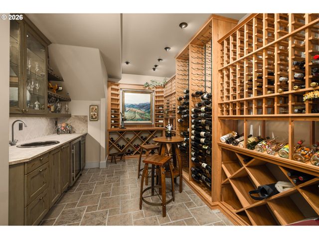 5565 SUMMIT St, West Linn, OR 97068