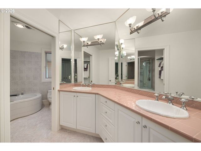 5565 SUMMIT St, West Linn, OR 97068