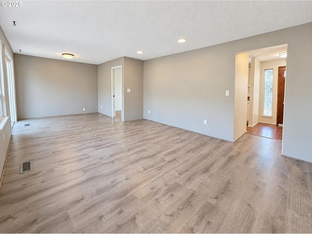 790 HEATHER Way, Gladstone, OR 97027