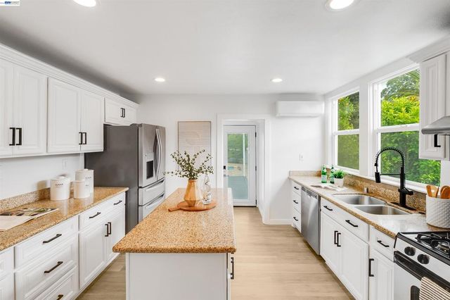 3416 Davis St, Oakland, CA 94601