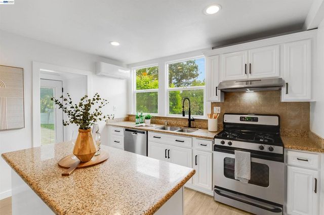3416 Davis St, Oakland, CA 94601