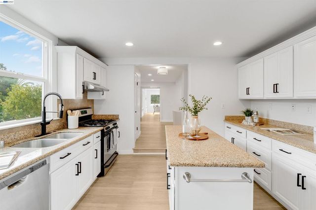 3416 Davis St, Oakland, CA 94601