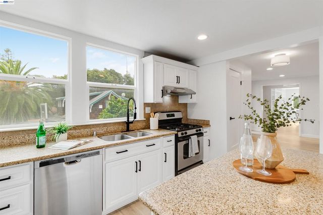 3416 Davis St, Oakland, CA 94601
