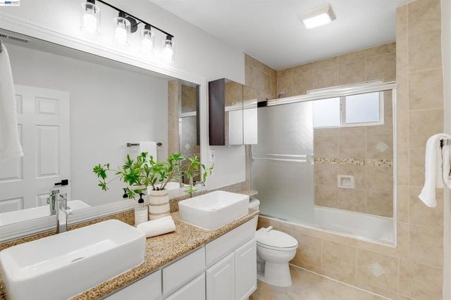 3416 Davis St, Oakland, CA 94601