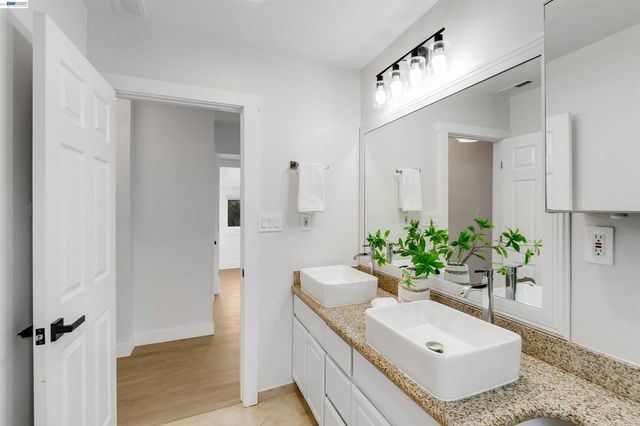 3416 Davis St, Oakland, CA 94601