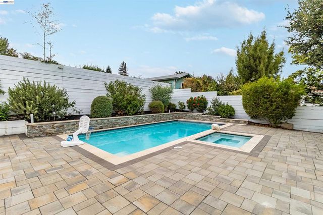 3416 Davis St, Oakland, CA 94601