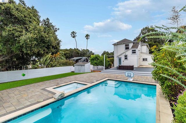 3416 Davis St, Oakland, CA 94601