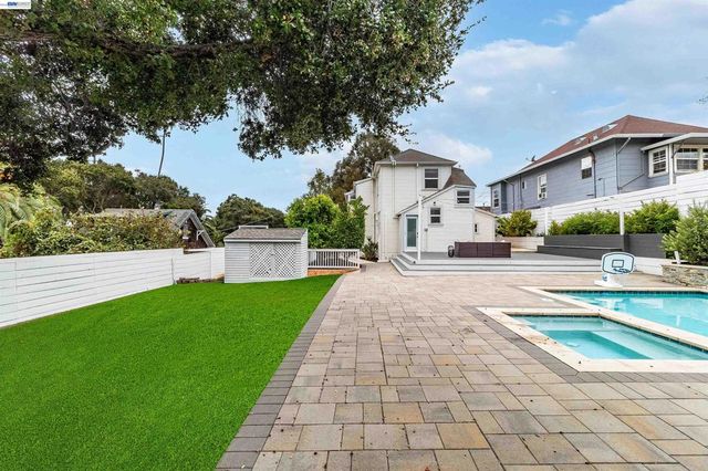 3416 Davis St, Oakland, CA 94601