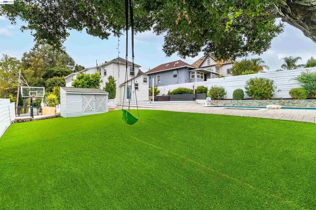 3416 Davis St, Oakland, CA 94601