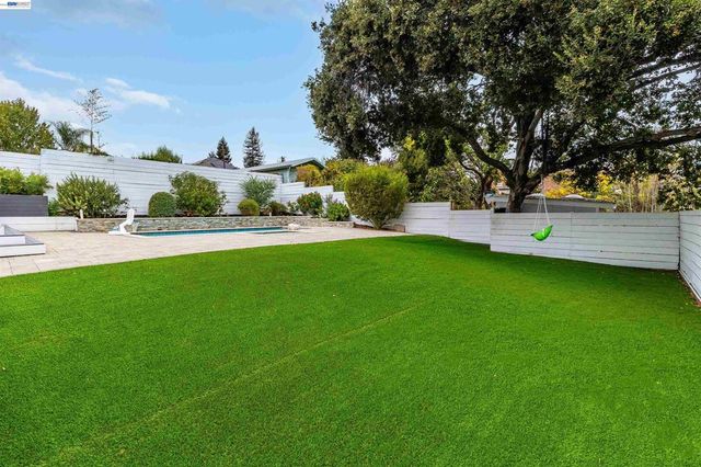 3416 Davis St, Oakland, CA 94601