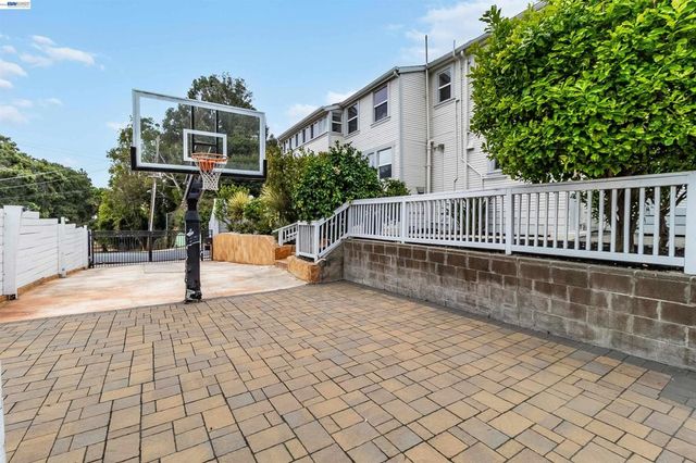 3416 Davis St, Oakland, CA 94601