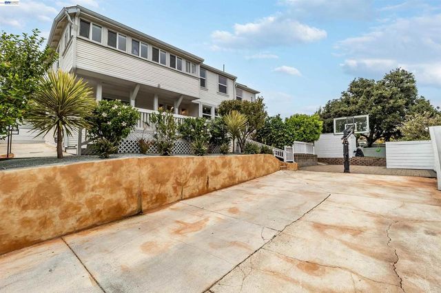 3416 Davis St, Oakland, CA 94601