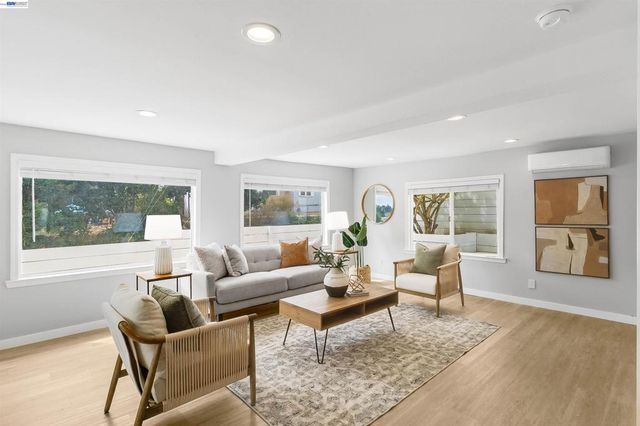 3416 Davis St, Oakland, CA 94601