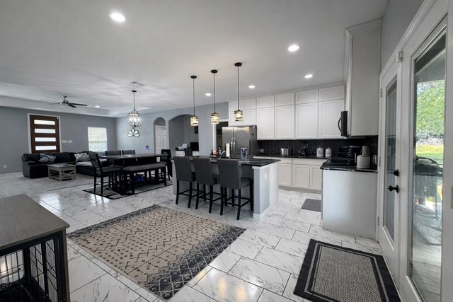 211 Kelly Lane, Seven Points, TX 75143