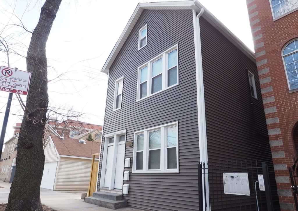 2115 W Wellington Avenue, Chicago, IL 60618