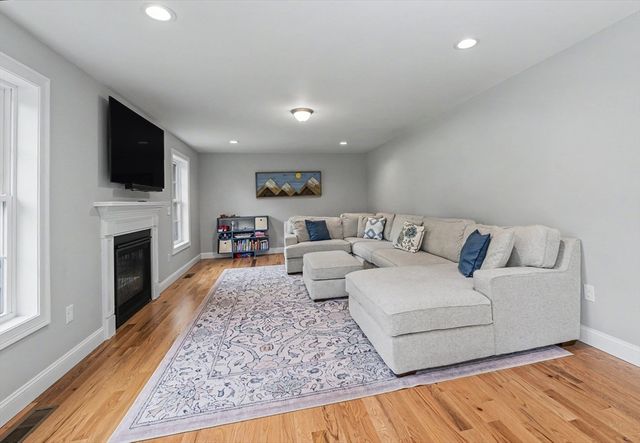 265 Standish Ln, Hudson, NH 03051