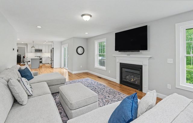 265 Standish Ln, Hudson, NH 03051