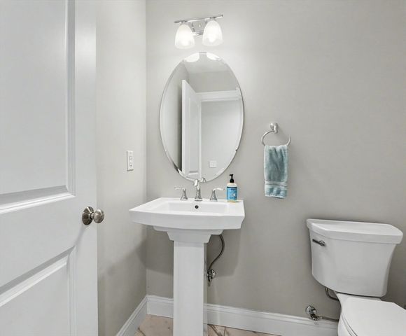 265 Standish Ln, Hudson, NH 03051