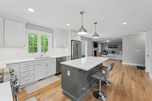265 Standish Ln, Hudson, NH 03051