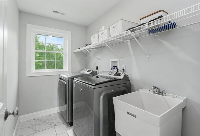 265 Standish Ln, Hudson, NH 03051