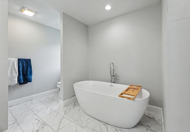 265 Standish Ln, Hudson, NH 03051