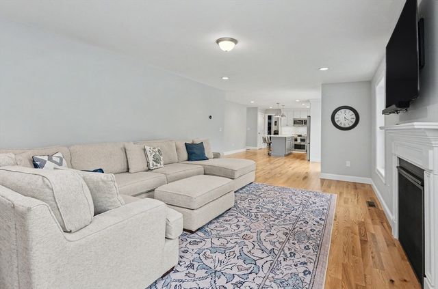265 Standish Ln, Hudson, NH 03051