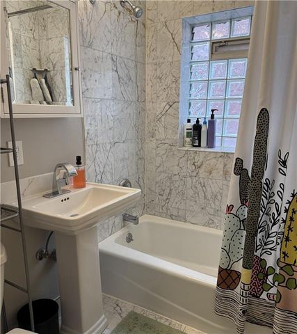 311 E 43rd Street E 2W, Kansas City, MO 64111