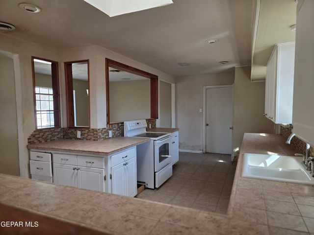 113 BUCKSKIN Loop, Santa Teresa, NM 88008