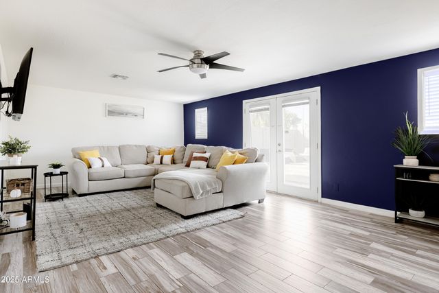 2318 W PINCHOT Avenue, Phoenix, AZ 85015