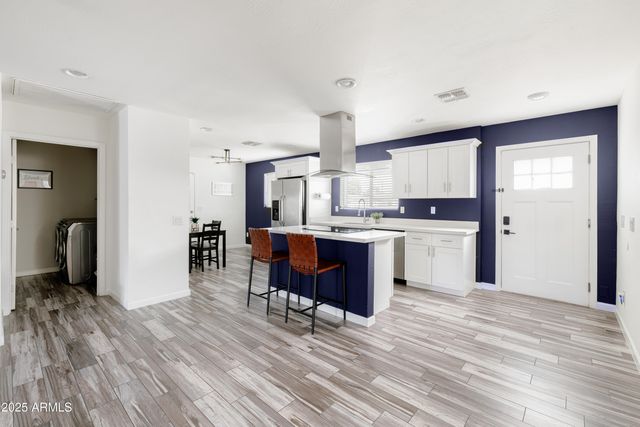 2318 W PINCHOT Avenue, Phoenix, AZ 85015