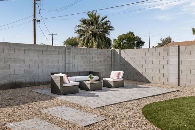 2318 W PINCHOT Avenue, Phoenix, AZ 85015