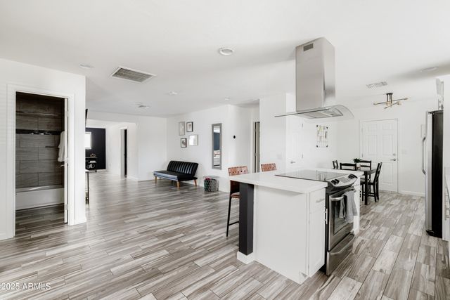 2318 W PINCHOT Avenue, Phoenix, AZ 85015