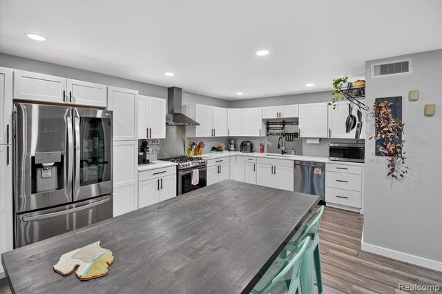 2365 Lochaven Road, West Bloomfield, MI 48324