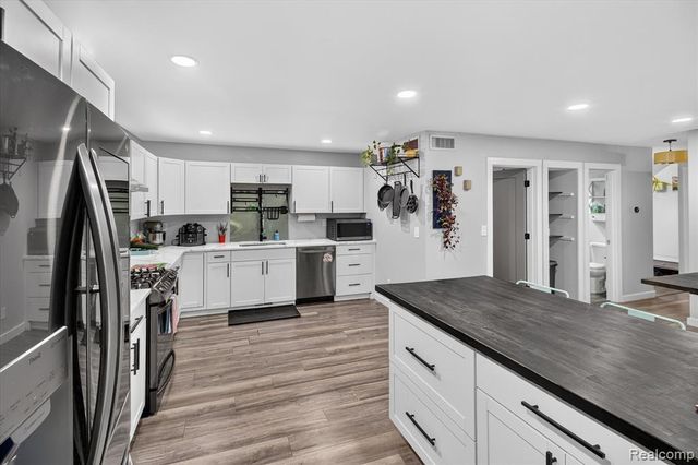 2365 Lochaven Road, West Bloomfield, MI 48324