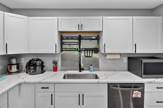 2365 Lochaven Road, West Bloomfield, MI 48324