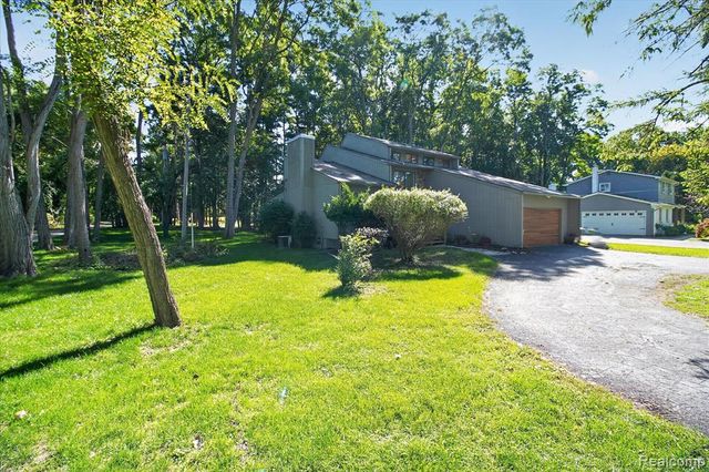 2365 Lochaven Road, West Bloomfield, MI 48324