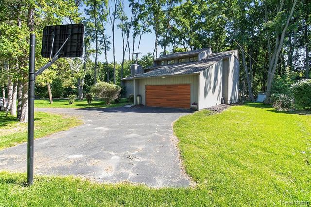 2365 Lochaven Road, West Bloomfield, MI 48324