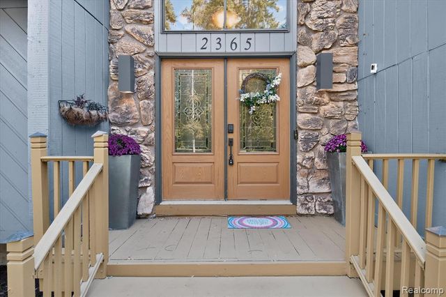2365 Lochaven Road, West Bloomfield, MI 48324