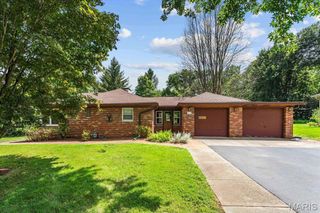 22 Kingsbury Drive, Swansea, IL 62226