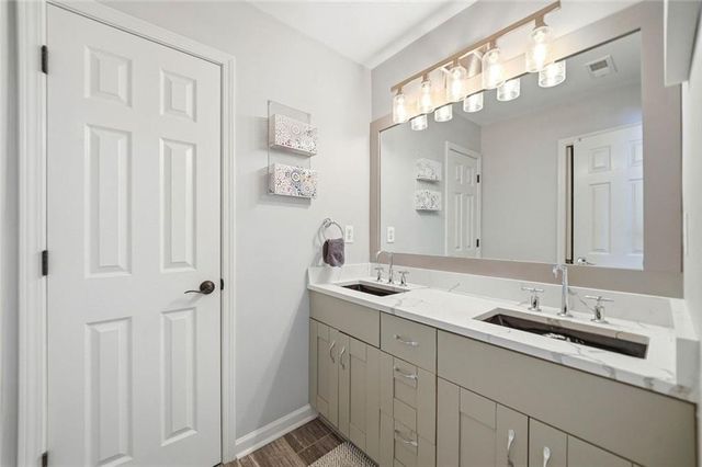 5025 Towne Lake Hills N, Woodstock, GA 30189
