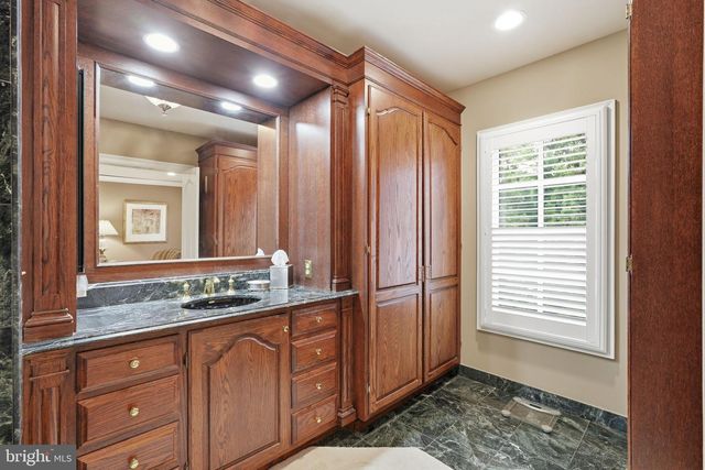 1204 DAVISWOOD DR, Mclean, VA 22102